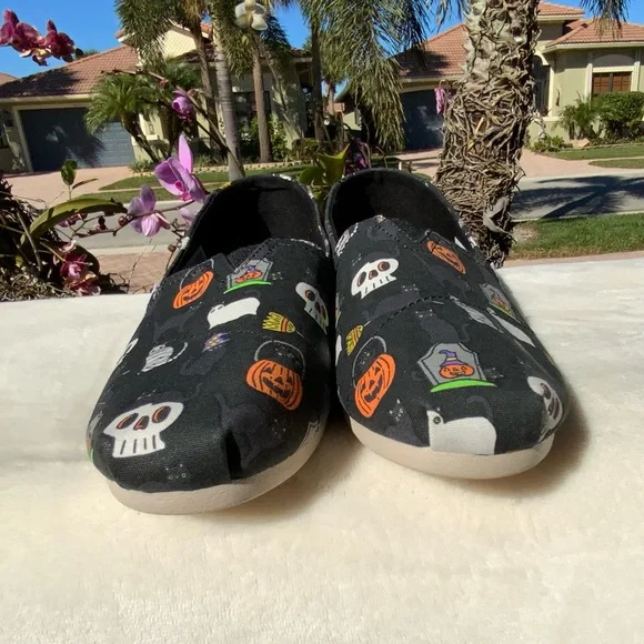 TOMS Halloween Black Slip On Shoes Size 8 Women Pumpkin Cat Broom - Picture 6 of 12